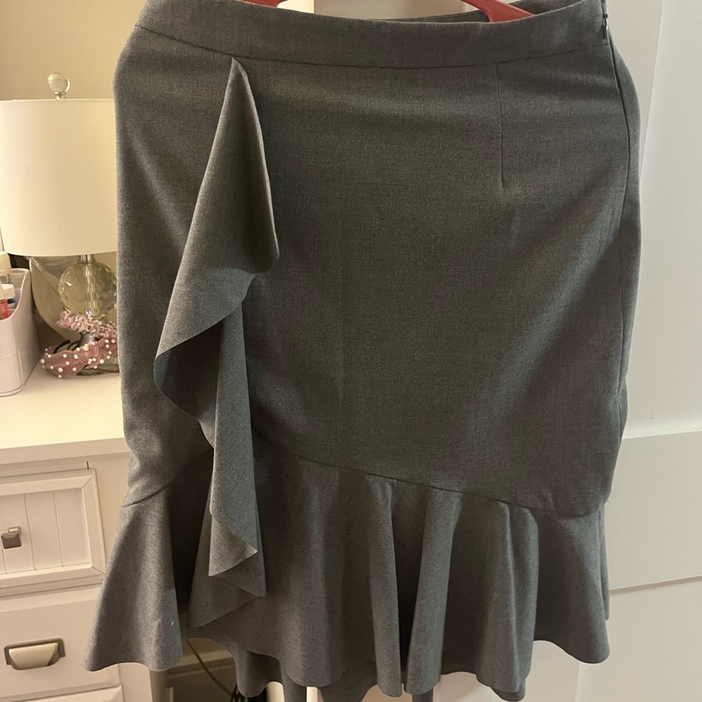 Banana Republic - Gray ruffled skirt